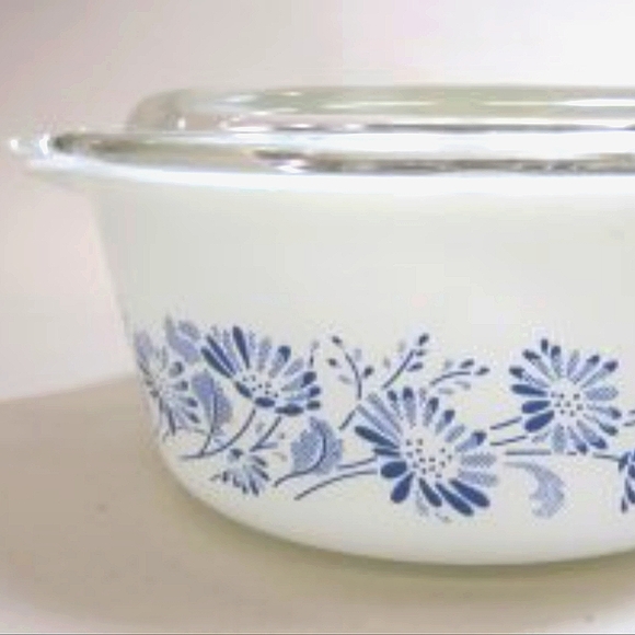 Pyrex Opal Colonial Mist White, Blue Print Casserole Dish. 472-B, 750 L. - Picture 3 of 5